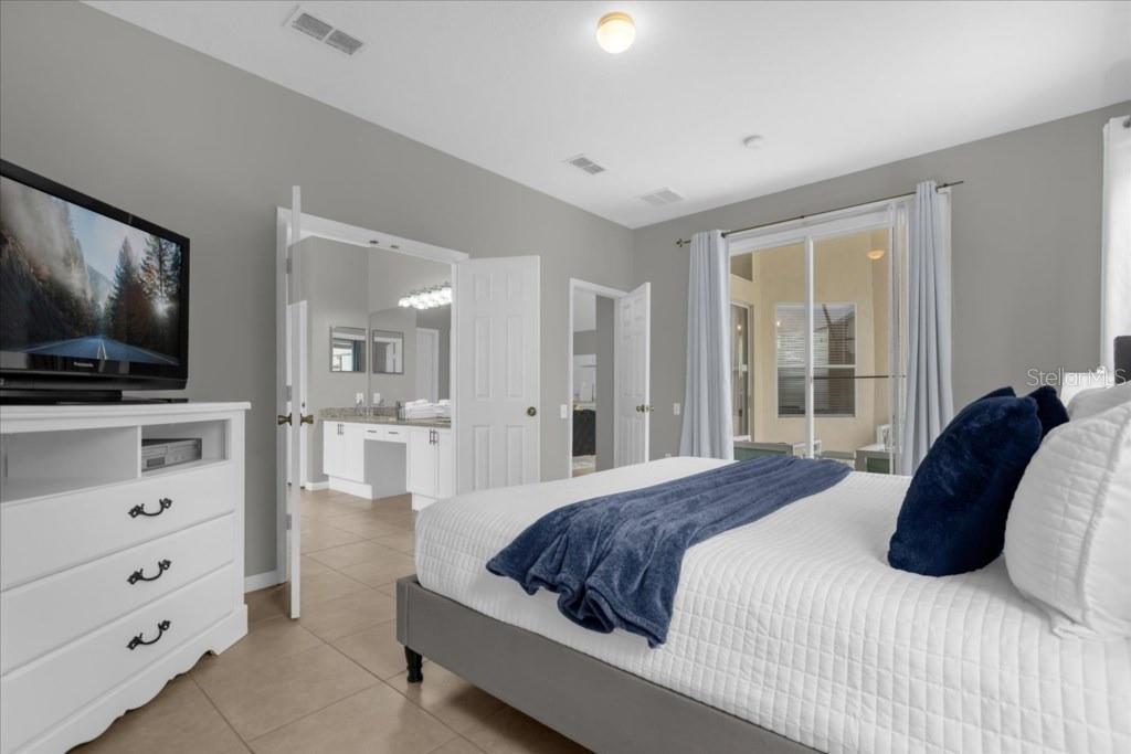 Image 21 of 44 For 8017 King Palm Circle