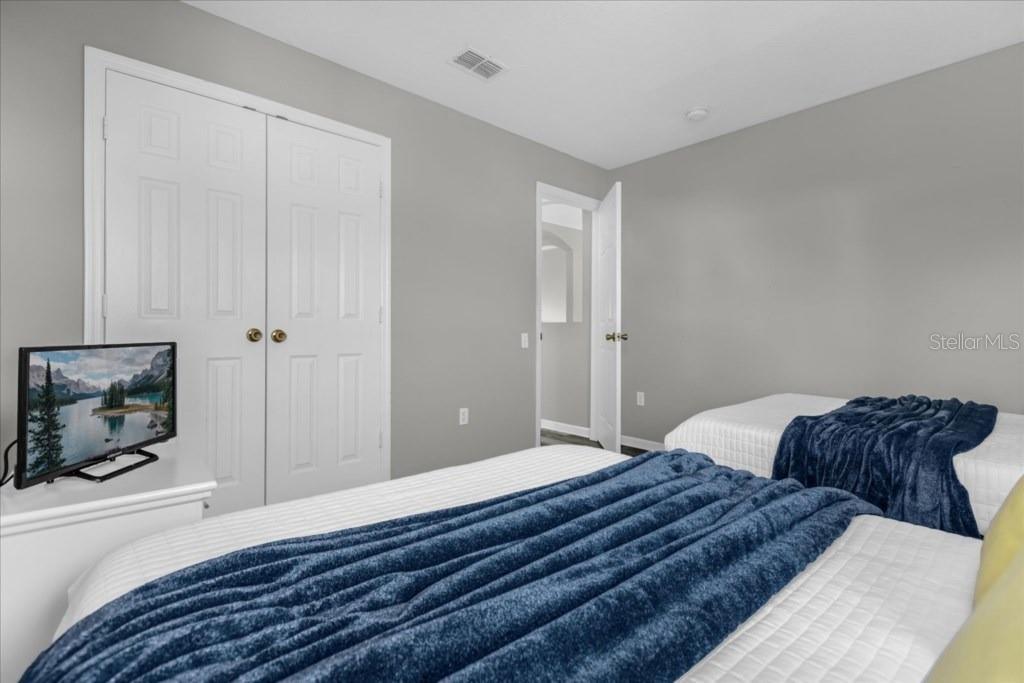 Image 26 of 44 For 8017 King Palm Circle