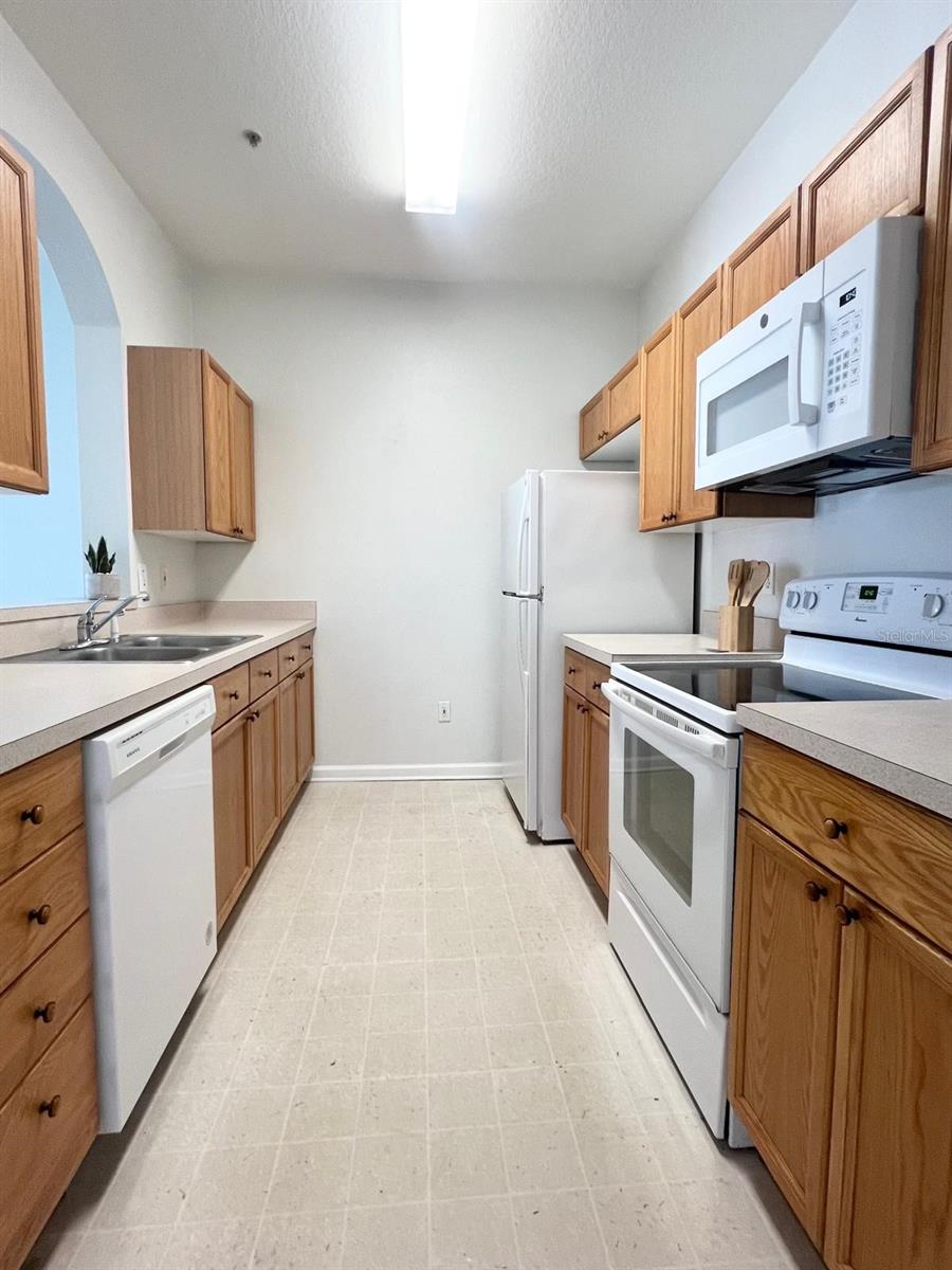 Image 12 of 40 For 8101 Coconut Palm Way 205