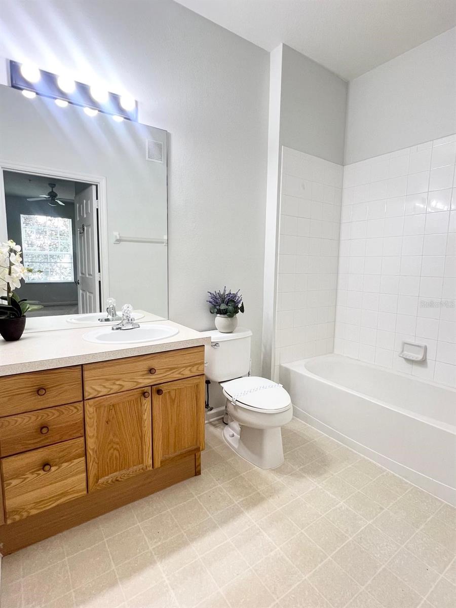 Image 21 of 40 For 8101 Coconut Palm Way 205