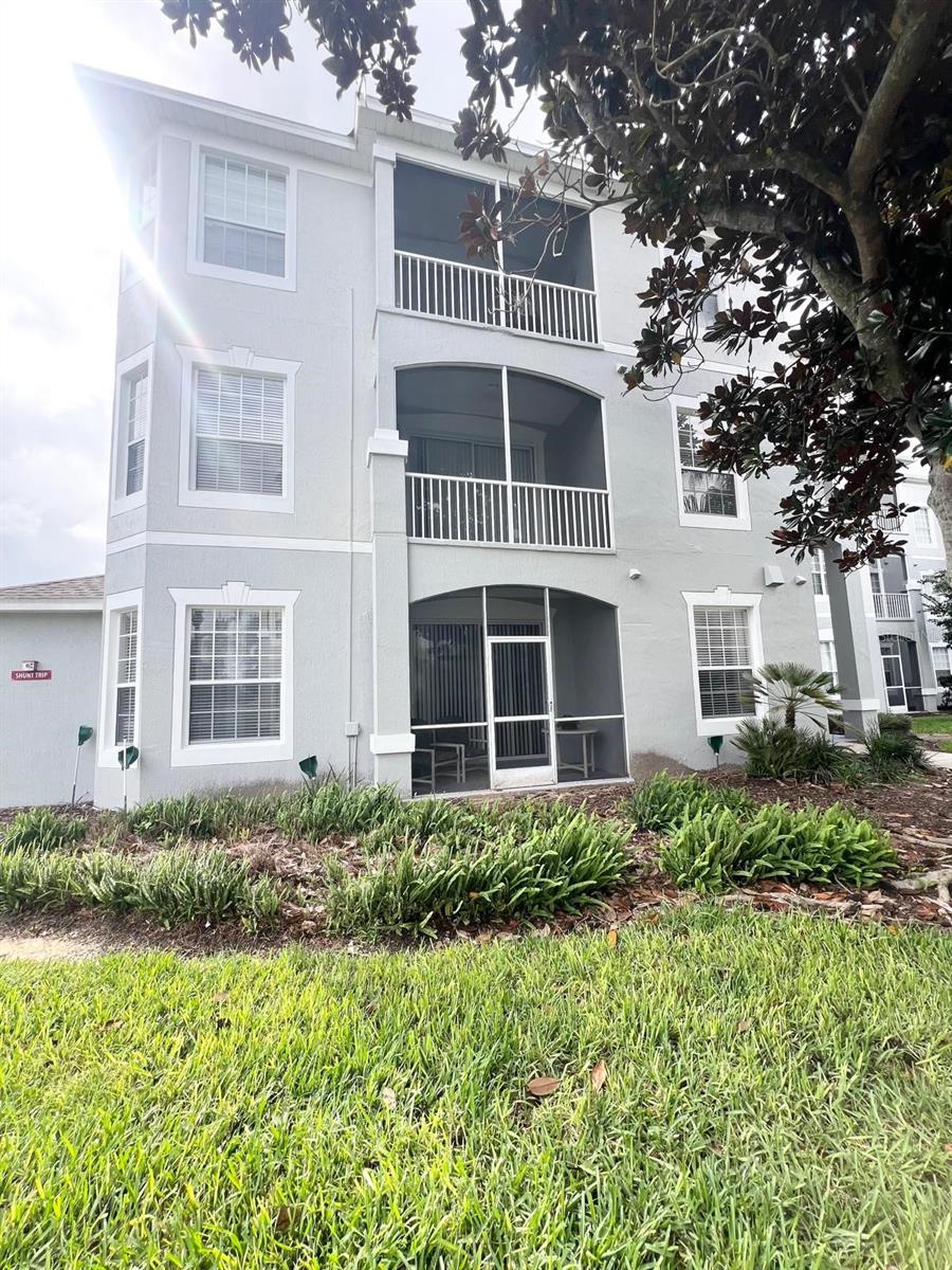 Image 6 of 40 For 8101 Coconut Palm Way 205