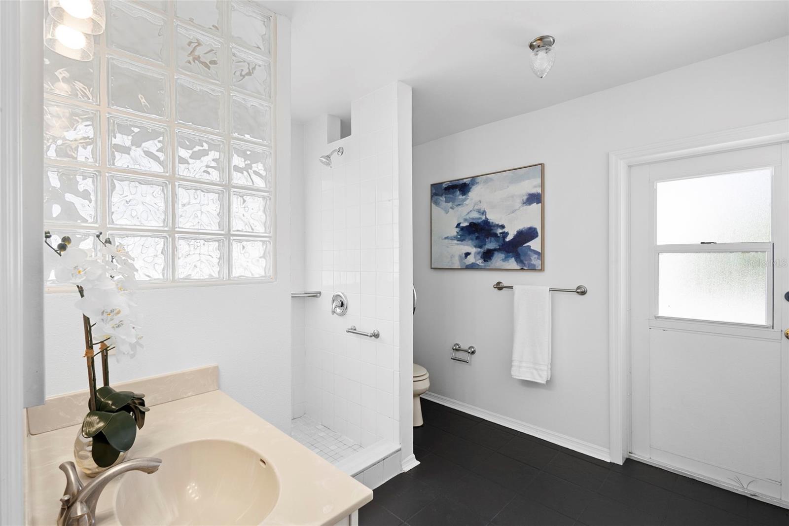 Image 16 of 23 For 10 Minnehaha Circle