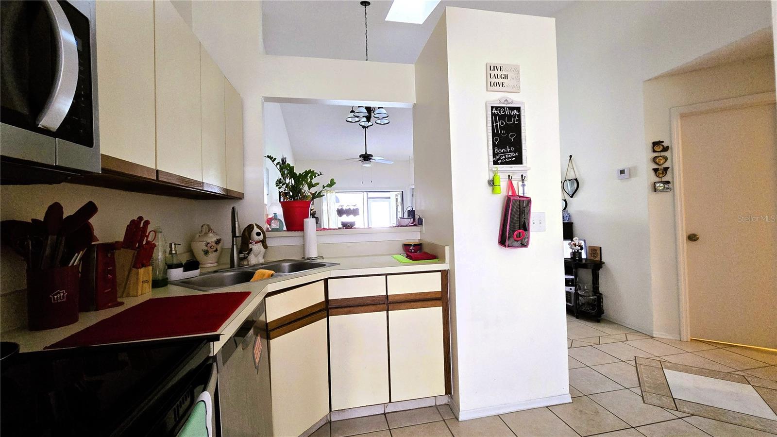 Image 16 of 49 For 149 Lakepointe Circle