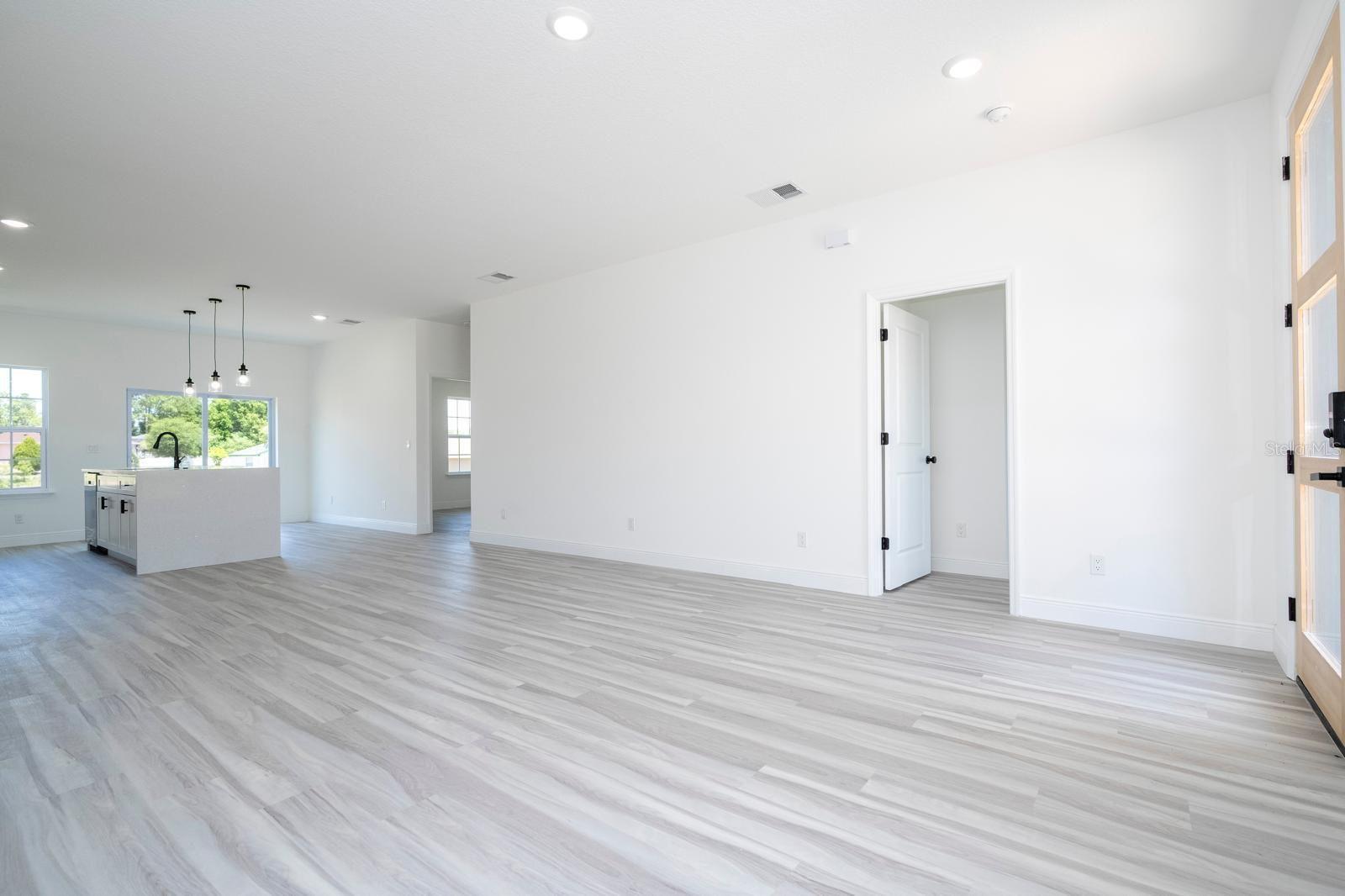 Listing photo id 14 for 2433 Andromedae Drive