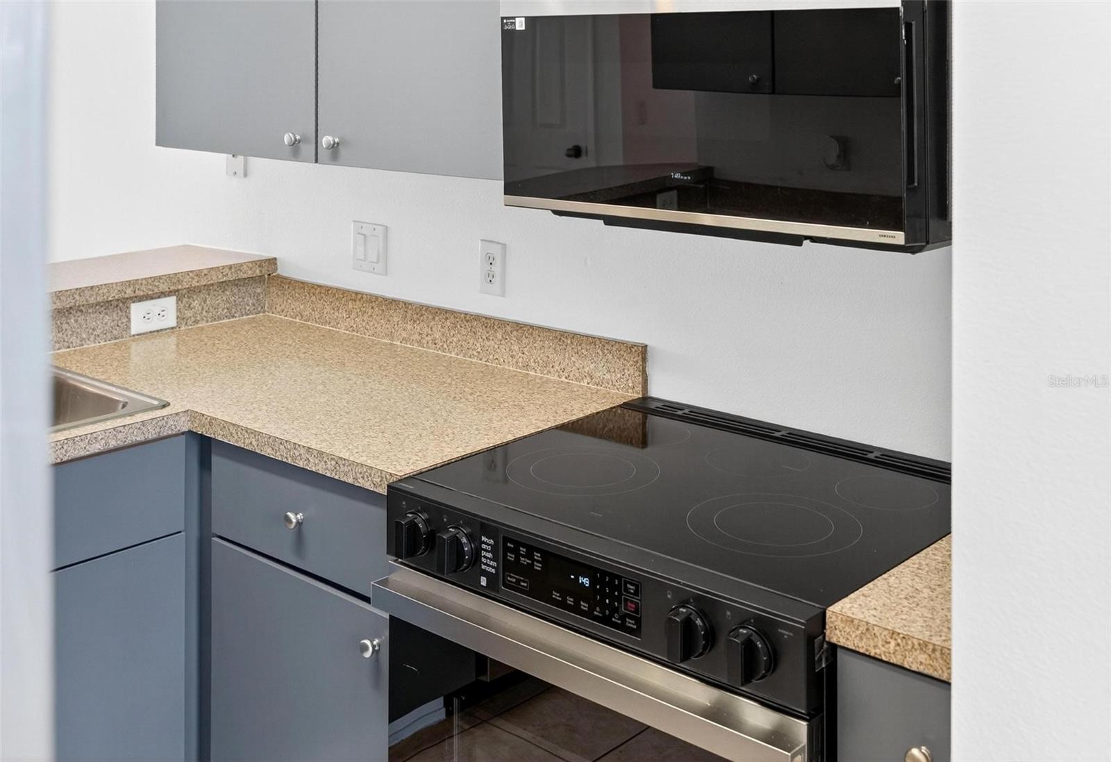 Image 15 of 68 For 4712 Hemingway House Street