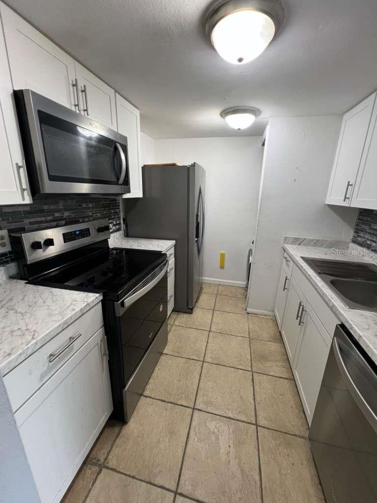 Image 3 of 17 For 851 Sky Lake Circle D