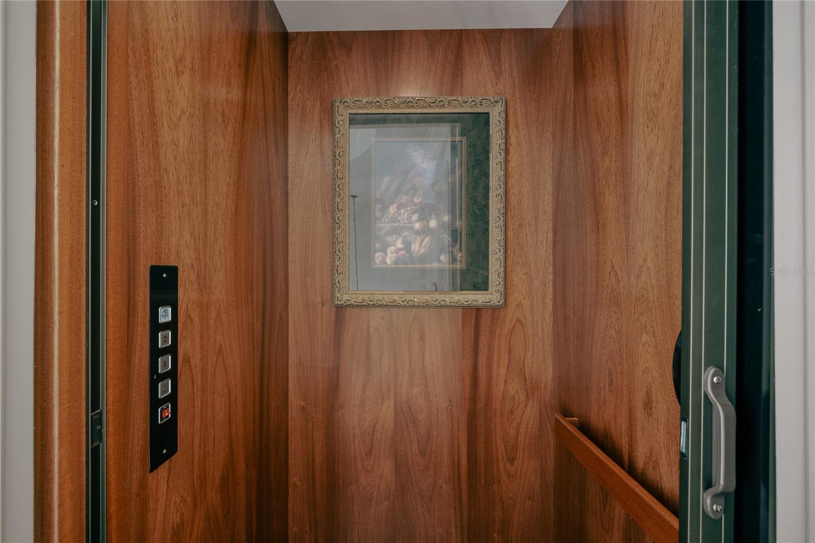 Image 21 of 69 For 10433 Banyan Way