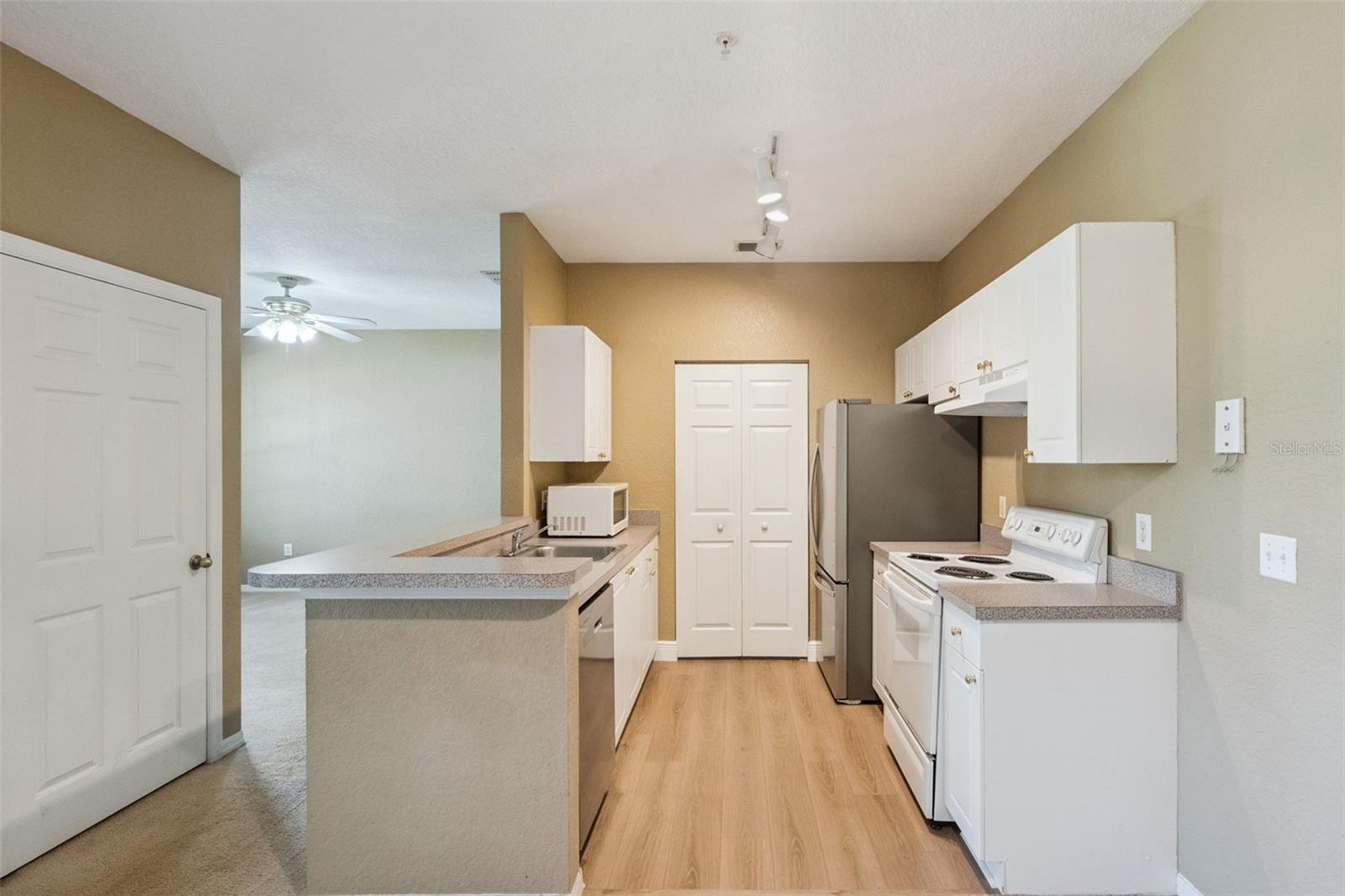 Image 6 of 20 For 825 Grand Regency Point 103