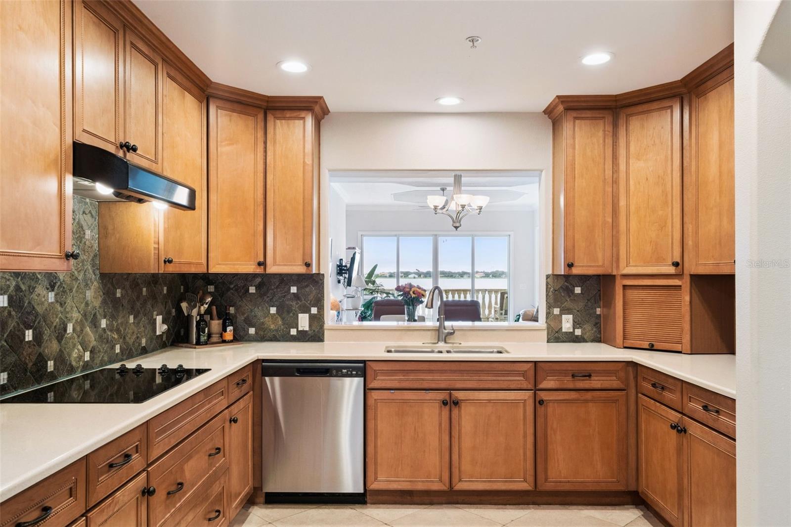 Image 25 of 58 For 8761 The Esplanade  5