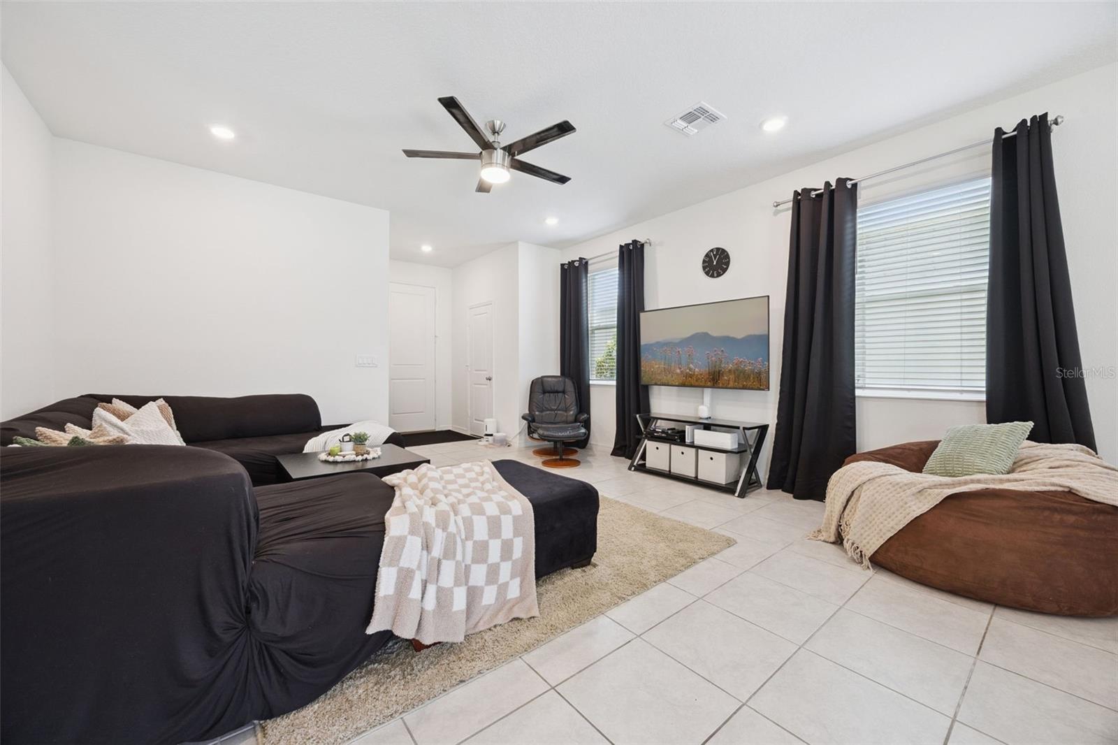 Image 7 of 40 For 1068 Papaya Circle