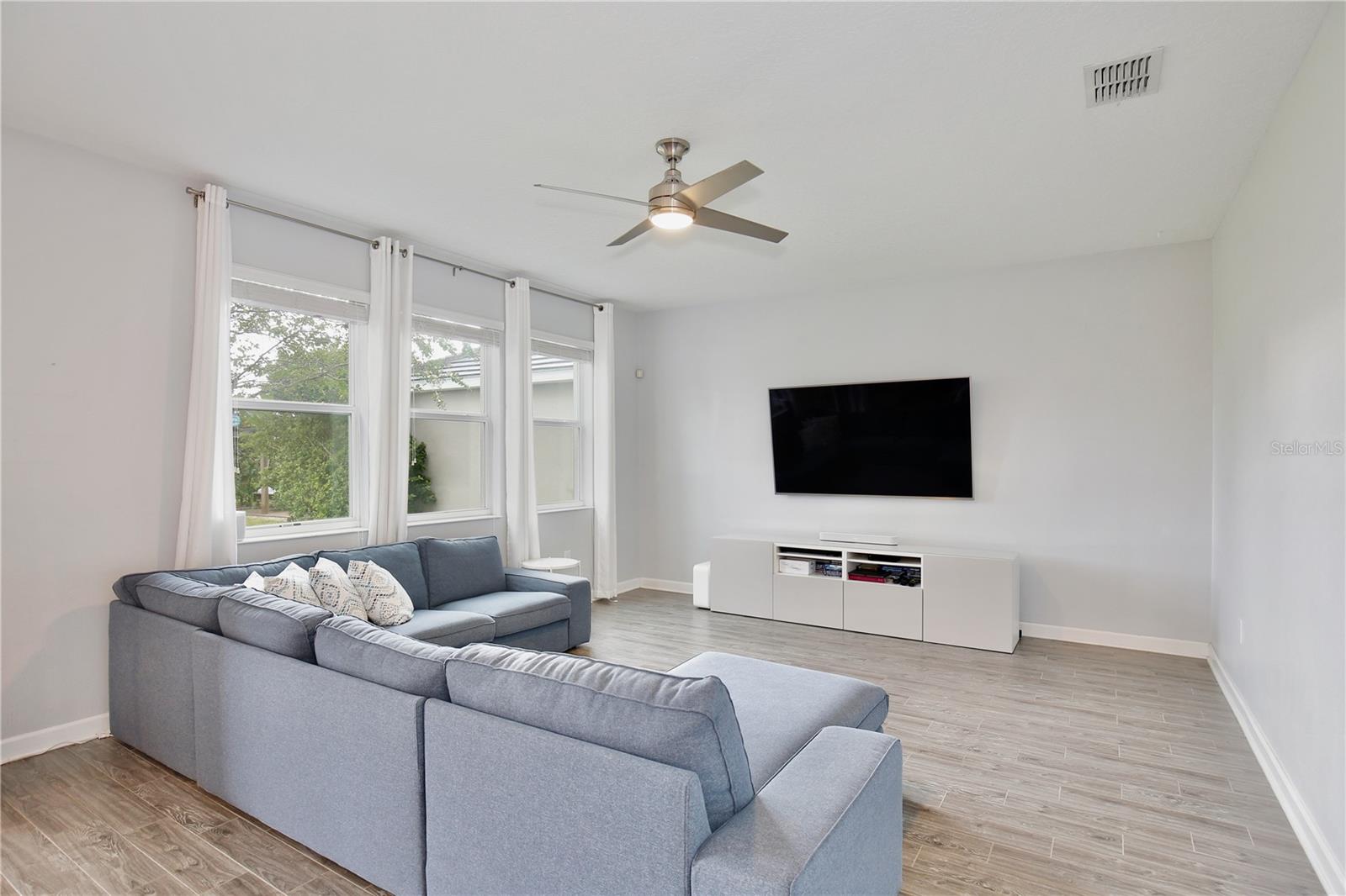 Listing photo id 11 for 11717 Poetry Drive