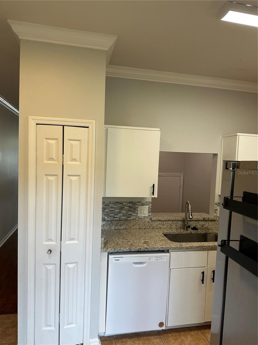 Image 21 of 32 For 6007 Scotchwood Glen 35