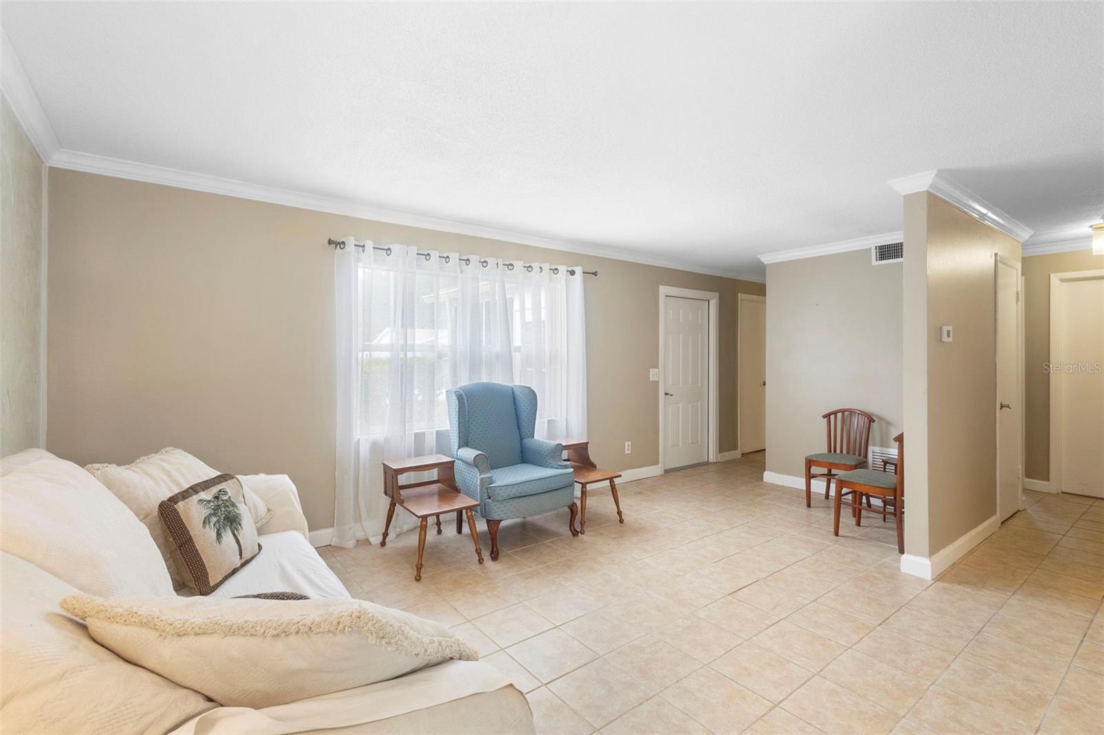 Image 3 of 40 For 2035 Valencia Circle