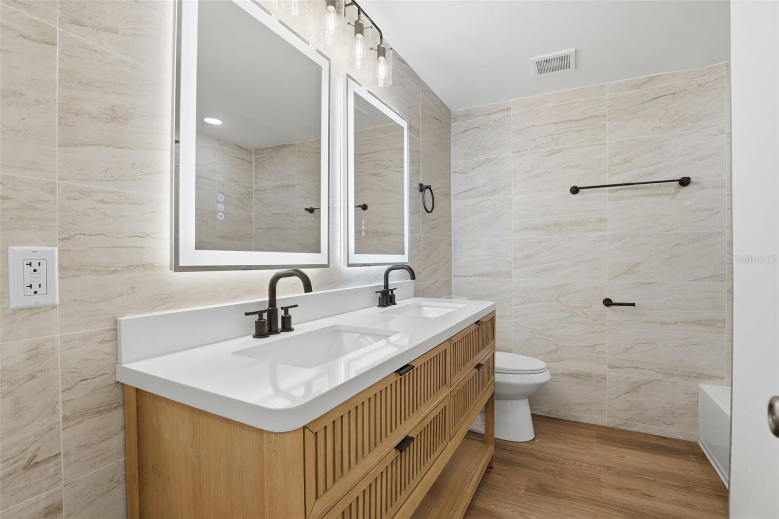 Image 21 of 31 For 2638 Laurel Avenue