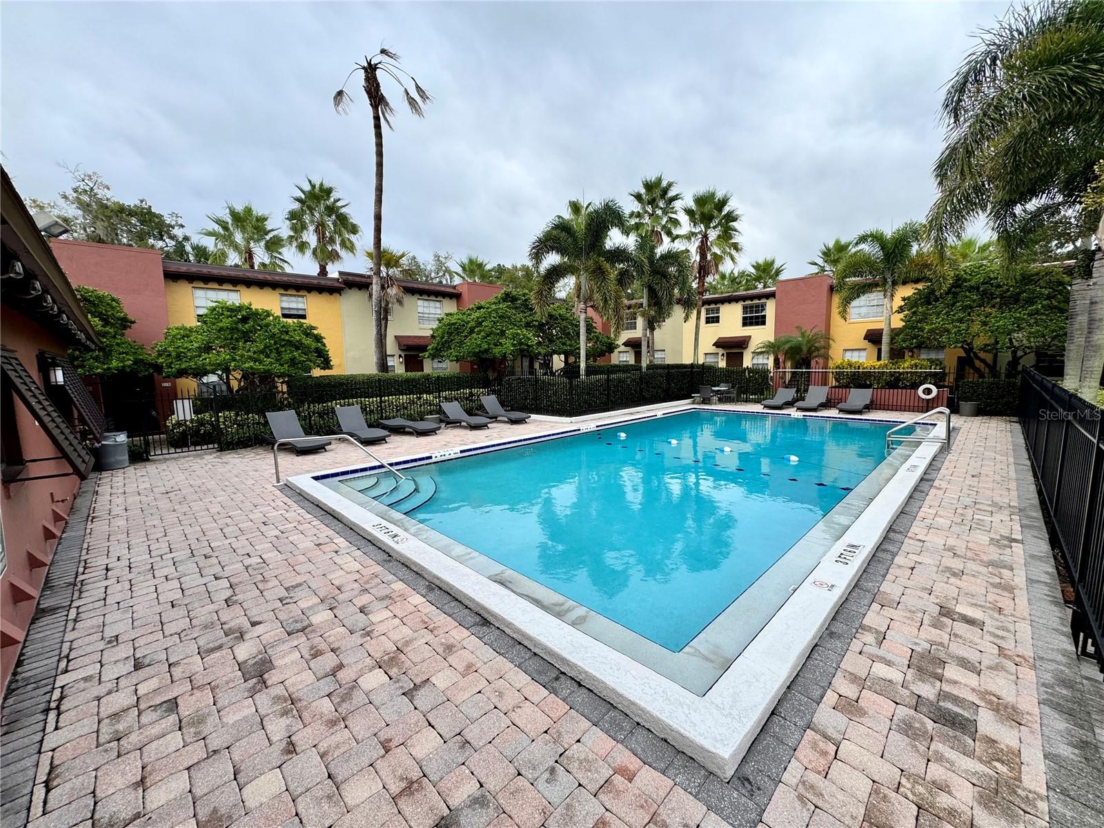 Image 18 of 23 For 1527 Catherine Street 28