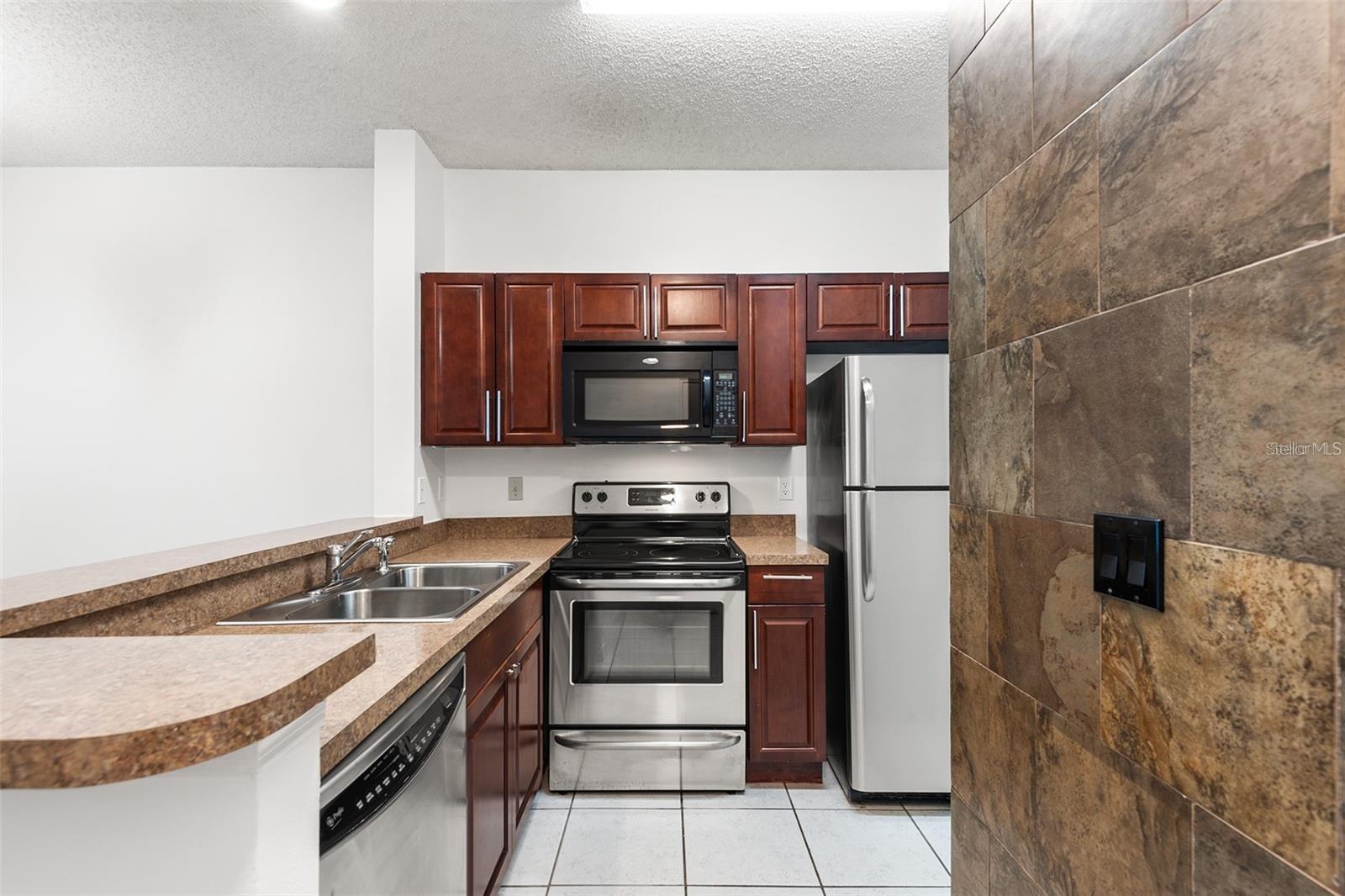Image 2 of 13 For 10028 Strafford Oak Court 710
