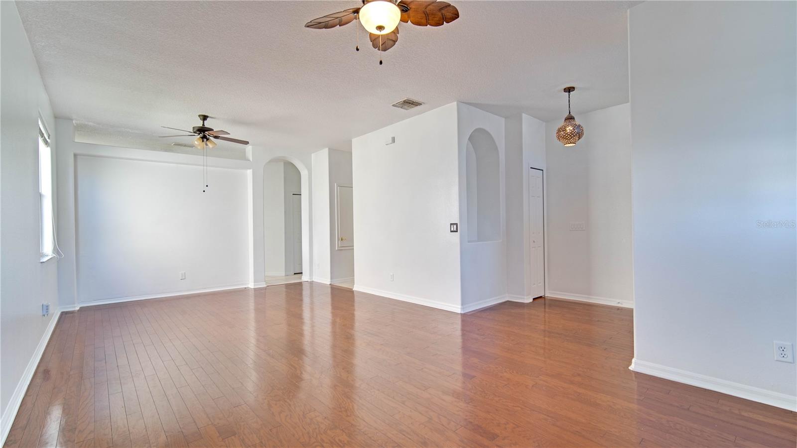 Image 7 of 21 For 1007 Royal Saint George Drive