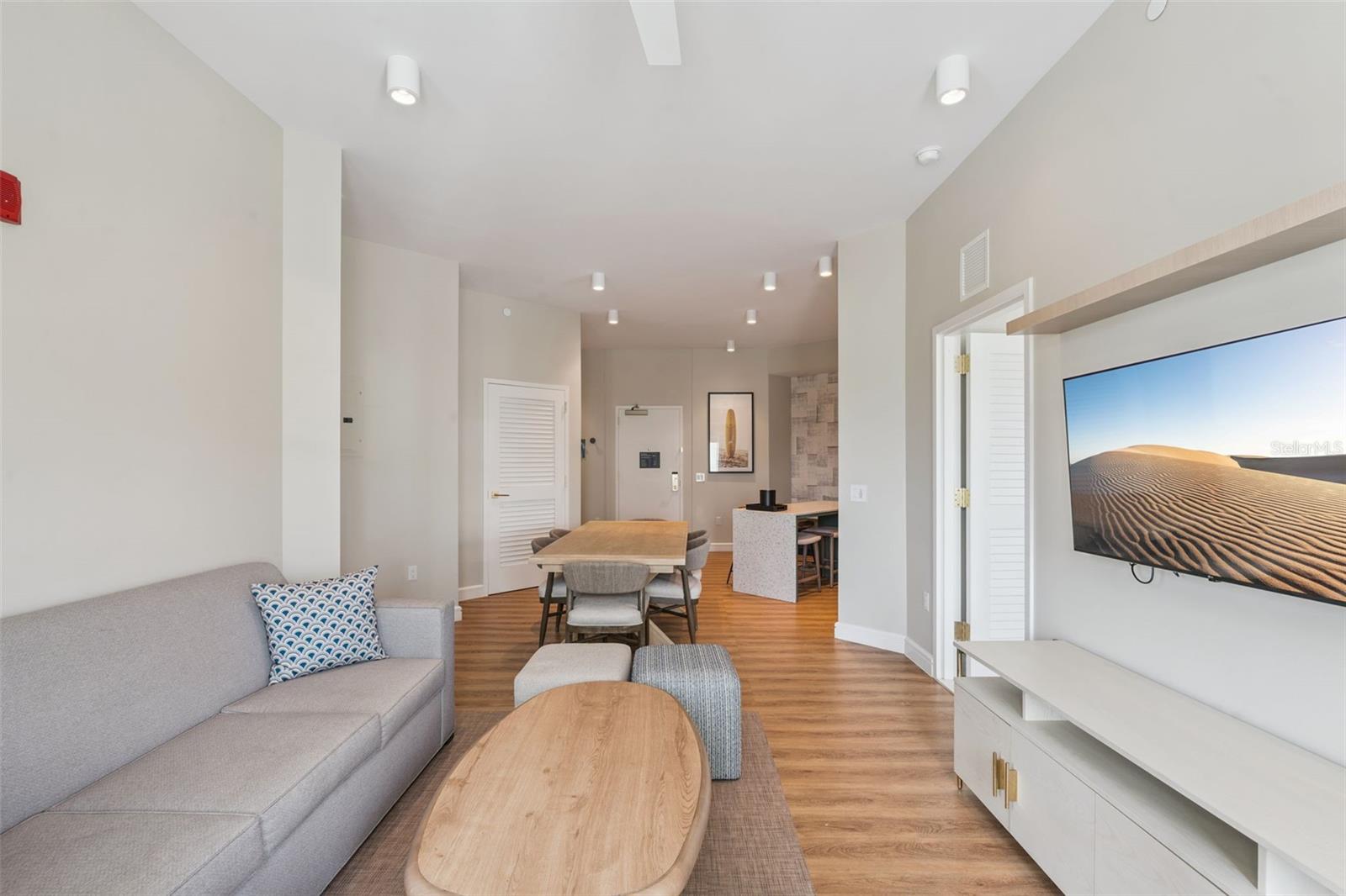 Image 7 of 33 For 3151 Sunset Walk Drive 414