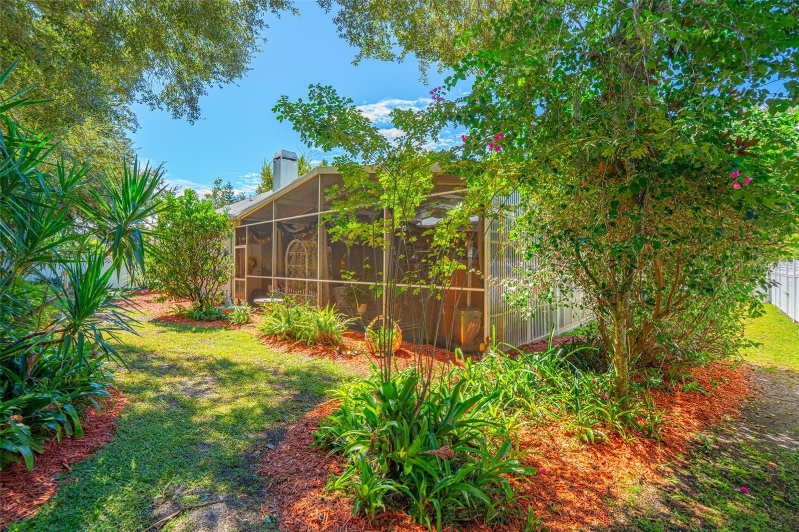 Image 4 of 40 For 107 Lake Darby Place