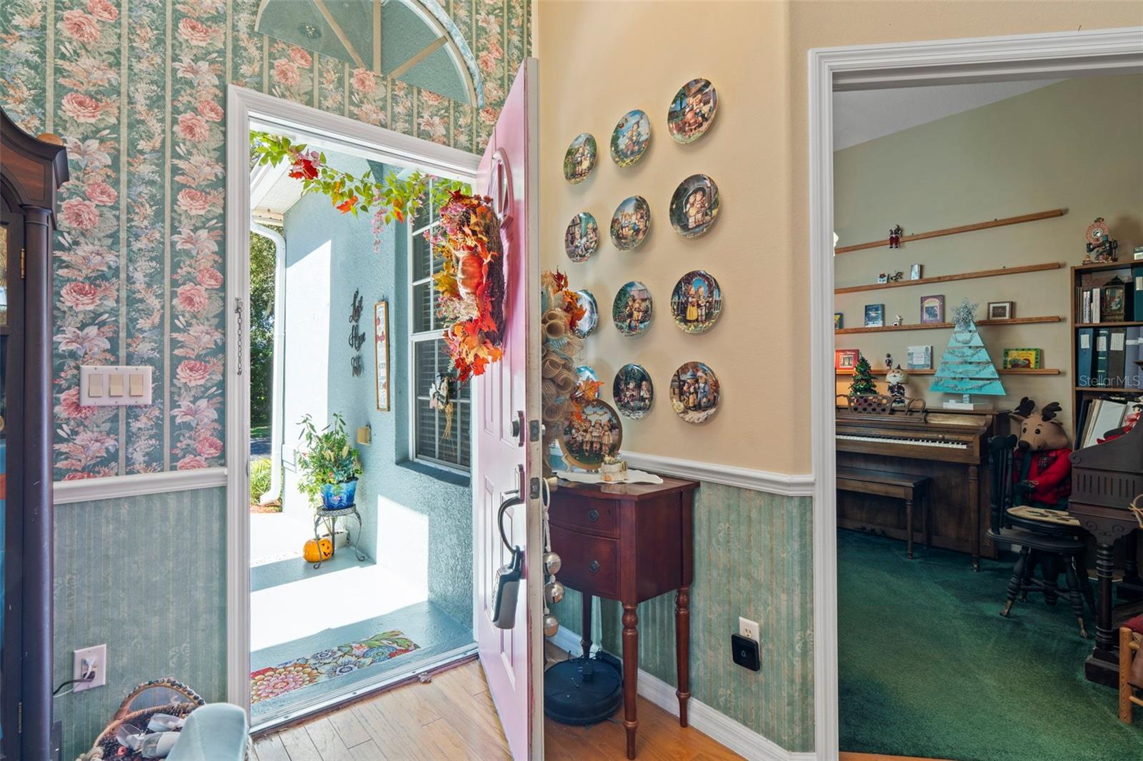 Image 5 of 40 For 107 Lake Darby Place