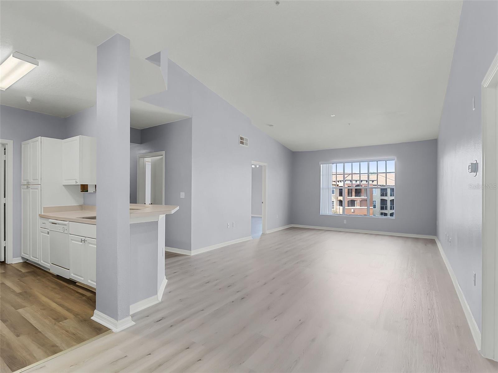 Image 3 of 24 For 5530 Metrowest Boulevard 309