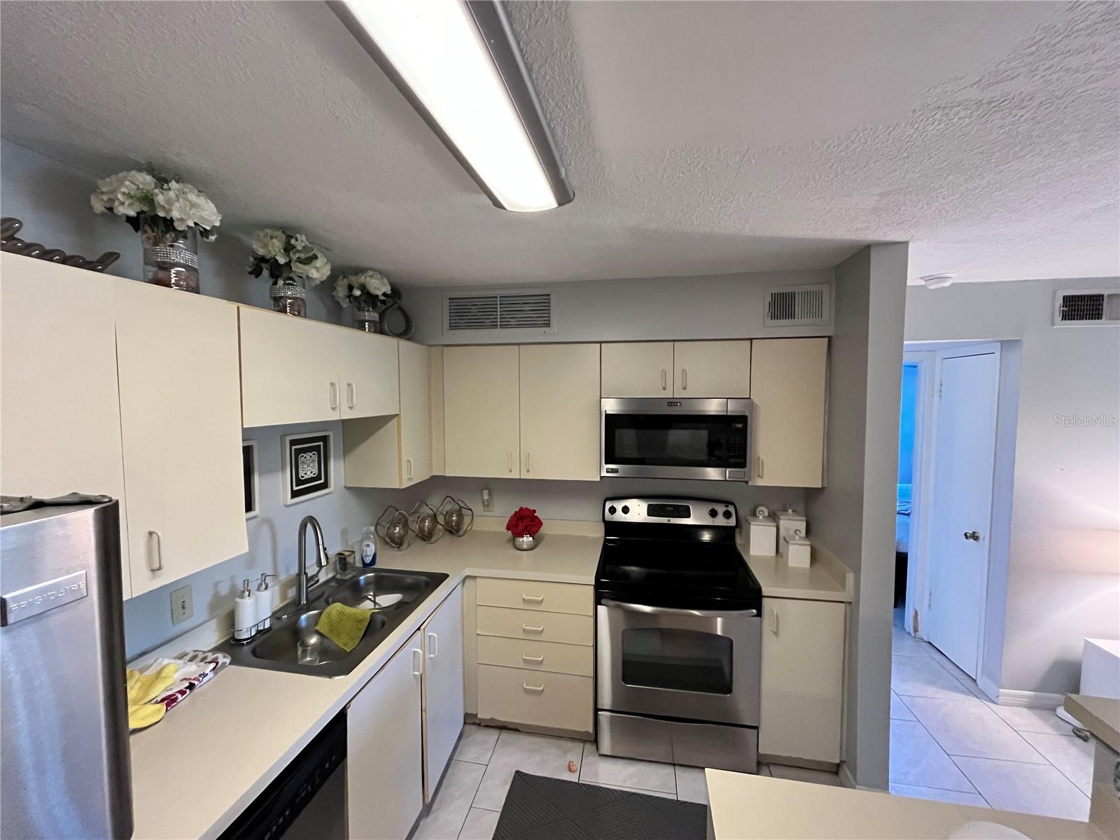 Image 7 of 22 For 400 Lake Placid Court 204