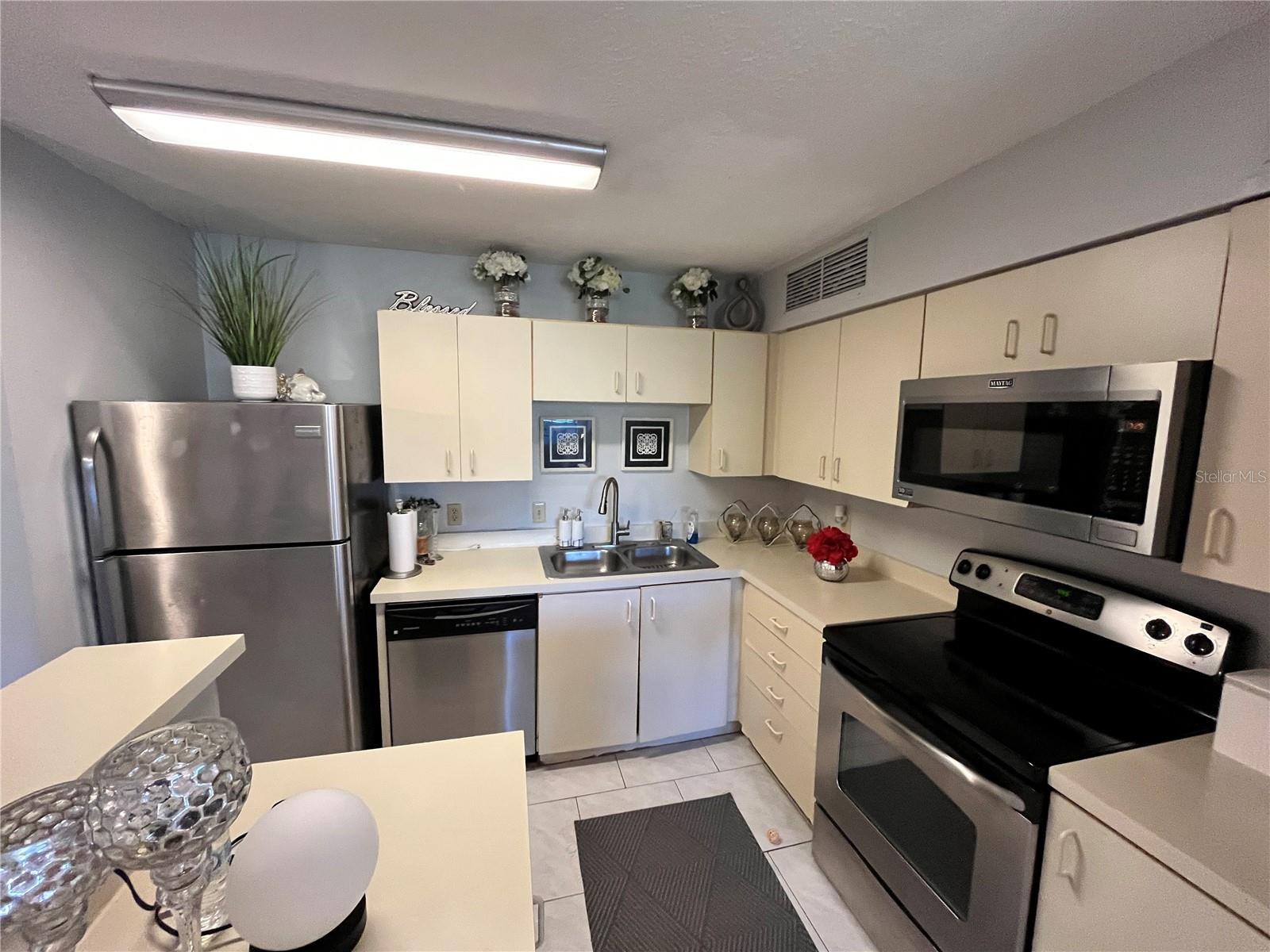 Image 8 of 22 For 400 Lake Placid Court 204