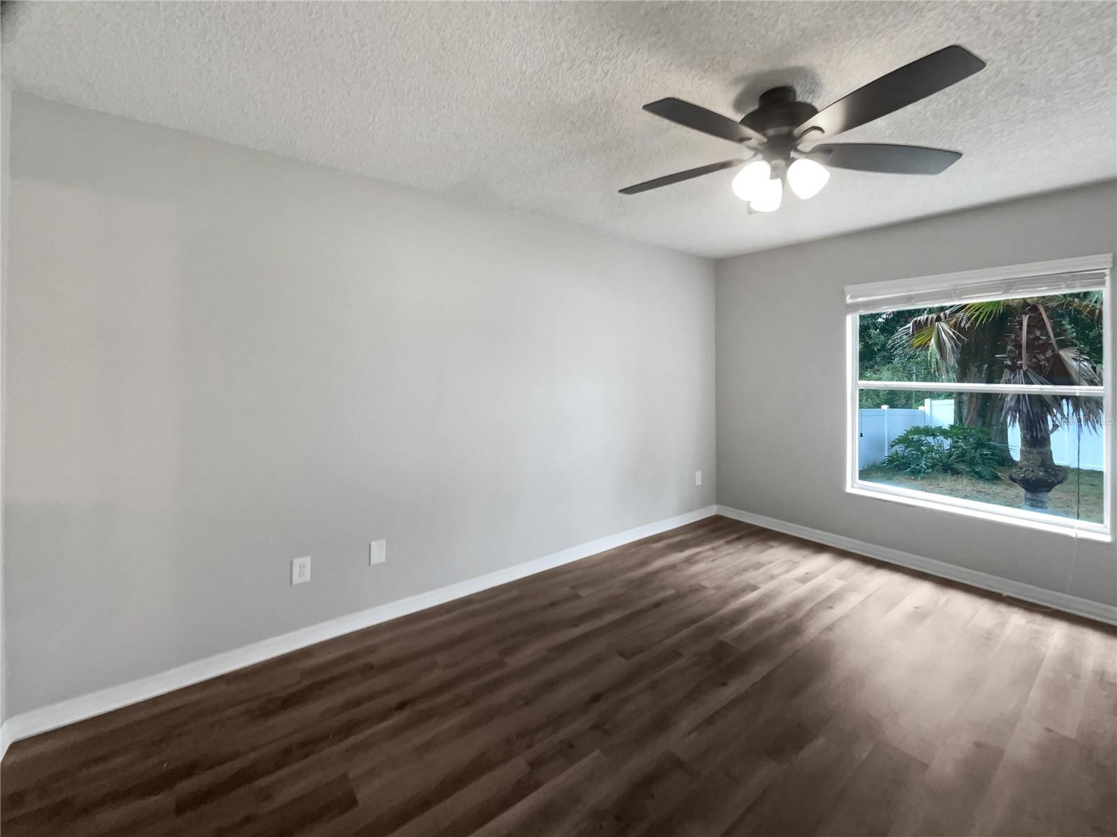 Image 5 of 25 For 15912 Lake Orienta Court