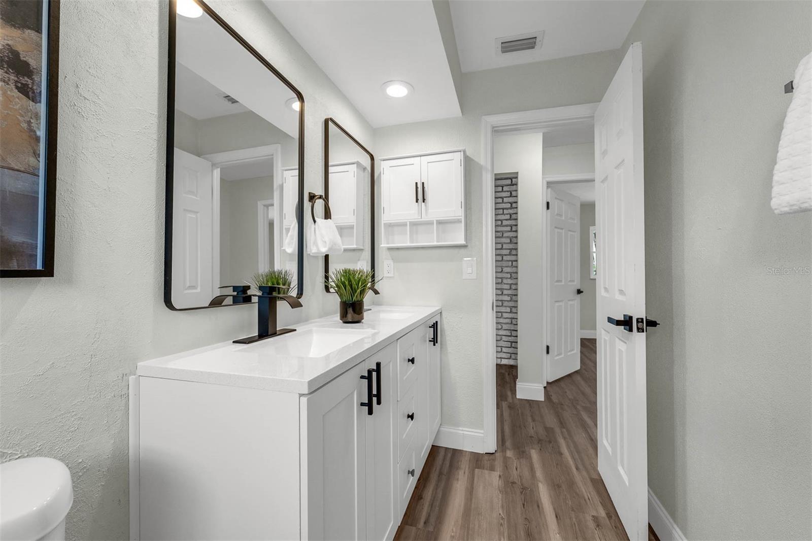 Image 29 of 36 For 112 Des Pinar Lane