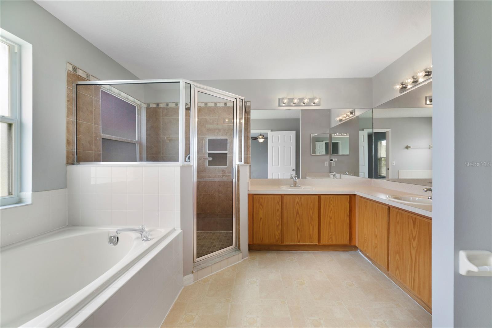 Image 14 of 24 For 211 Canterbury Court