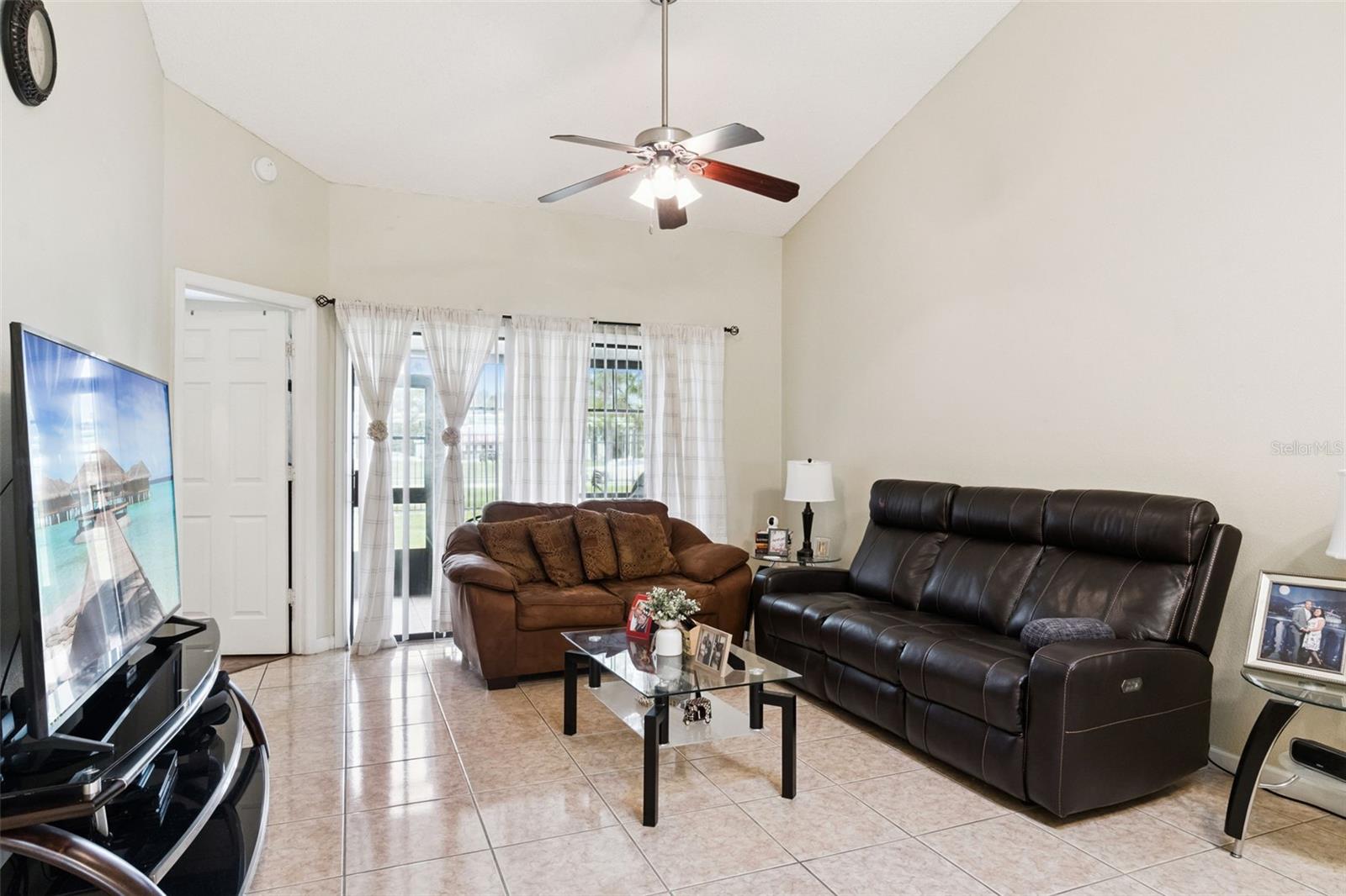 Image 5 of 16 For 152 Lakepointe Circle