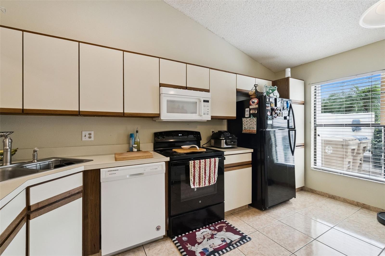 Image 6 of 16 For 152 Lakepointe Circle