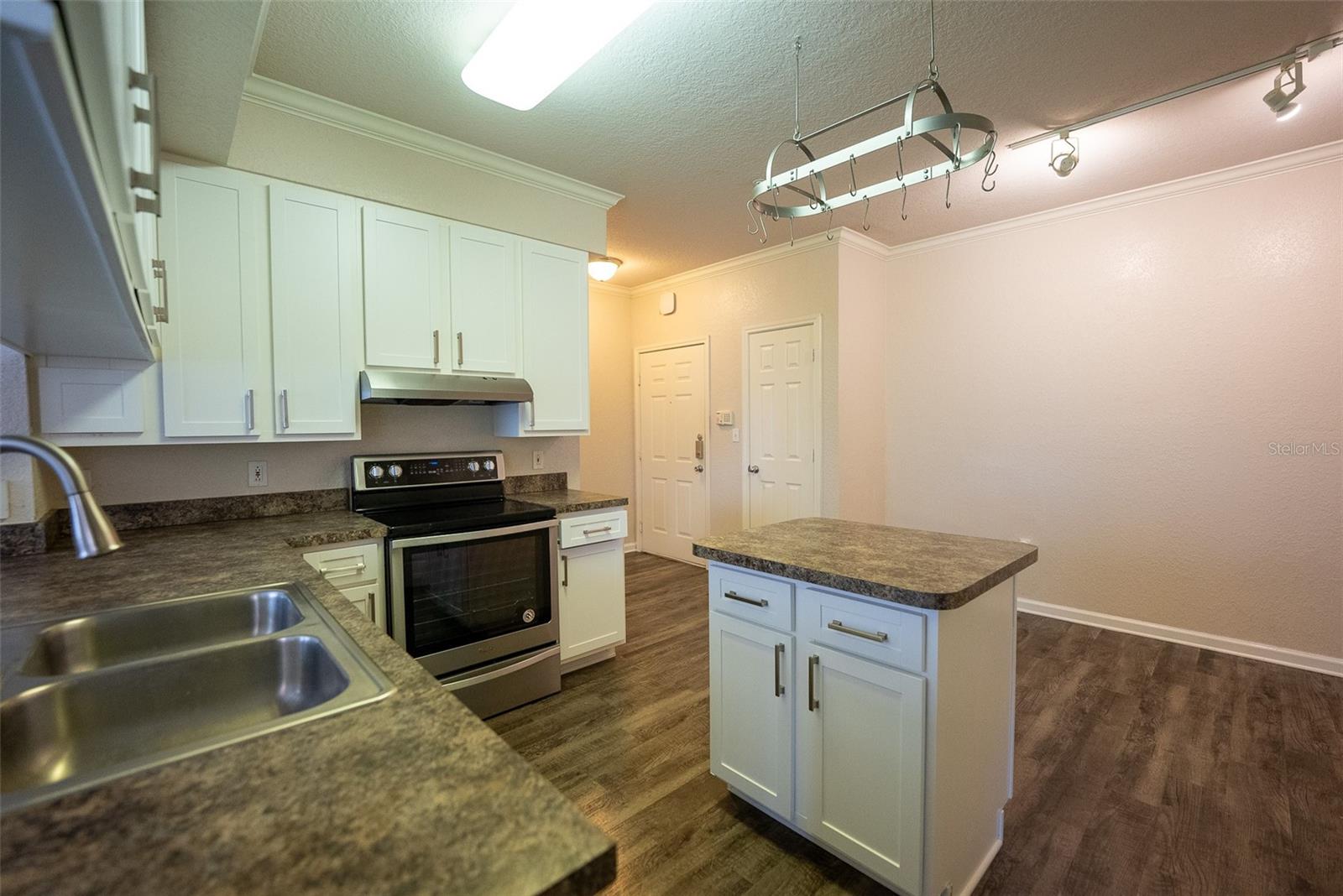 Image 8 of 33 For 911 Orange Avenue 127