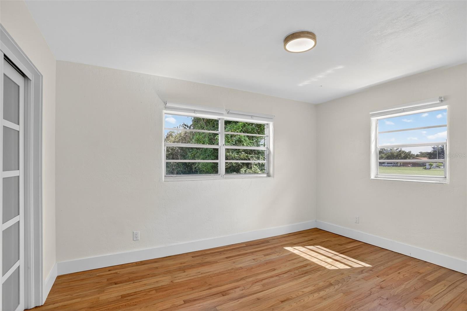 Image 26 of 57 For 832 Thalia Drive