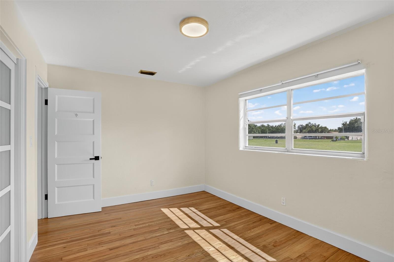 Image 33 of 57 For 832 Thalia Drive