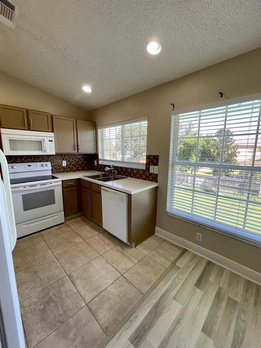 Image 4 of 19 For 13301 Fairway Glen Drive 203