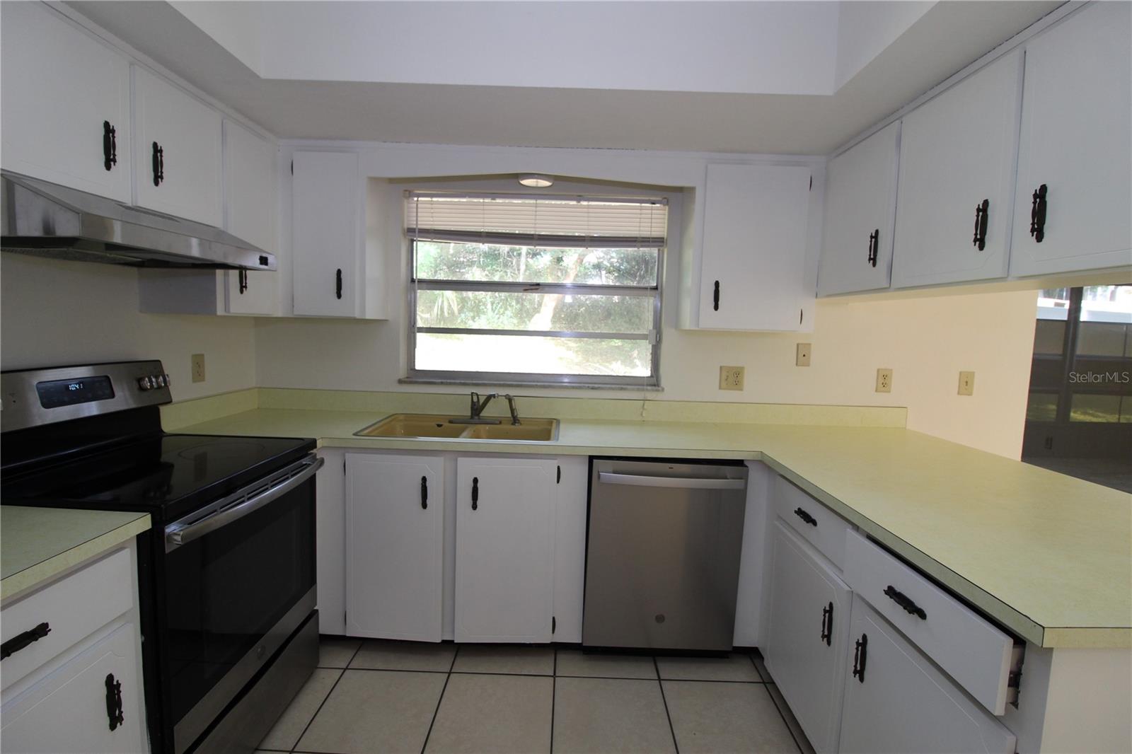 Image 3 of 23 For 932 Fairbairn Drive