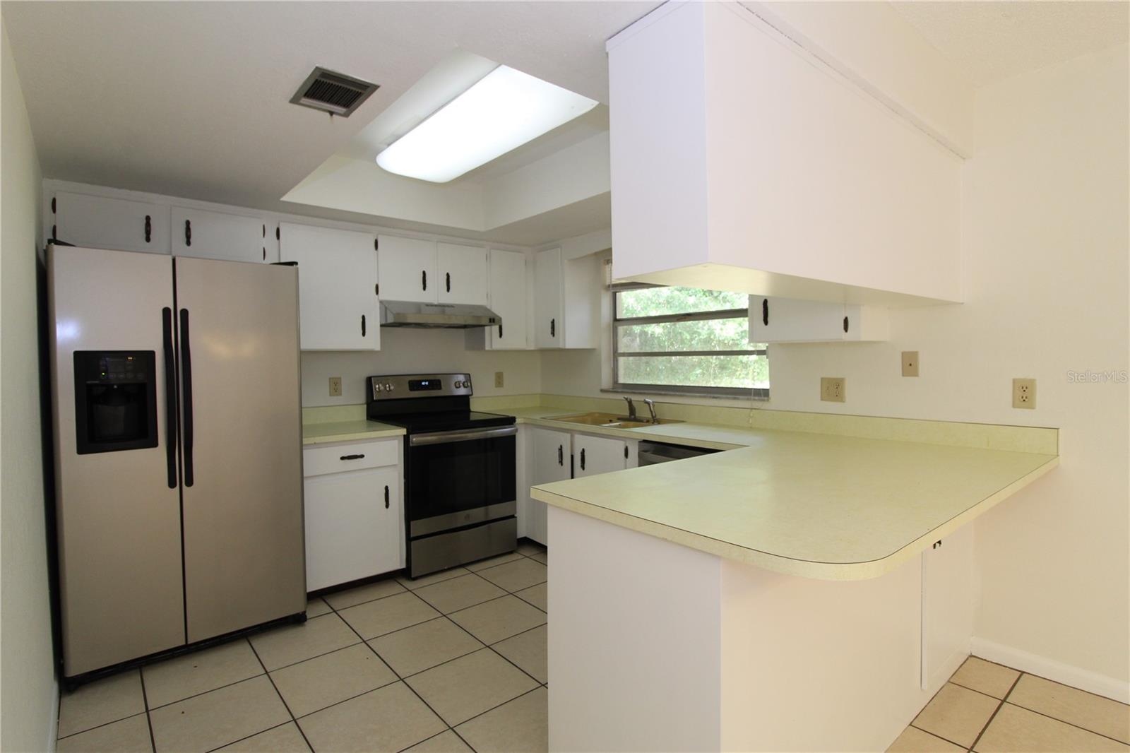 Image 4 of 23 For 932 Fairbairn Drive