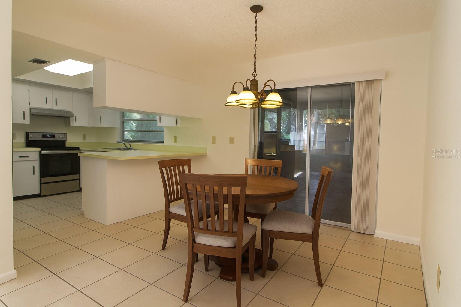 Image 5 of 23 For 932 Fairbairn Drive