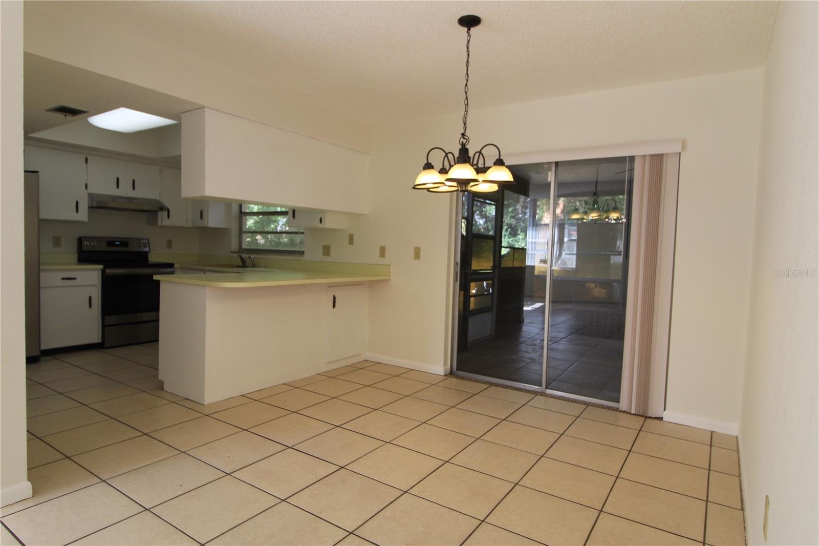 Image 6 of 23 For 932 Fairbairn Drive