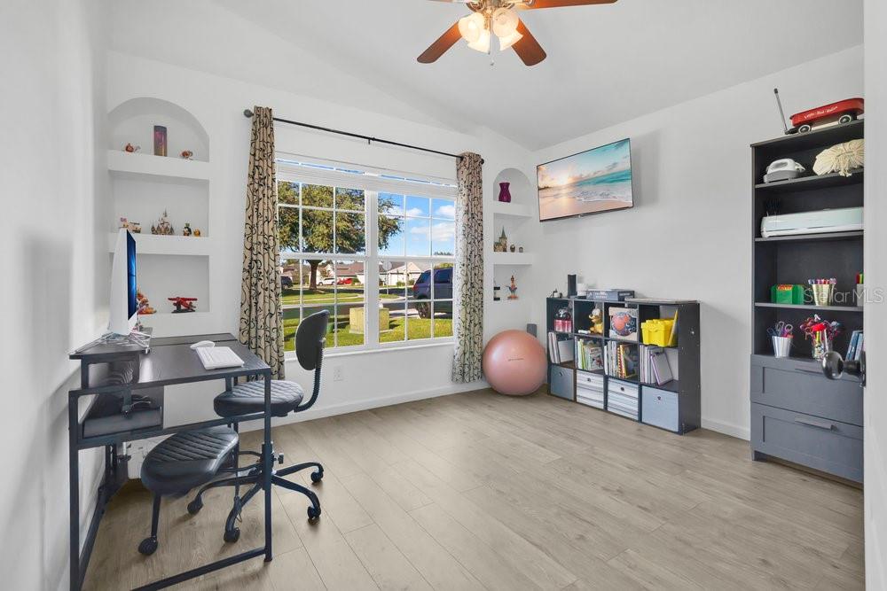 Image 15 of 27 For 15641 Markham Drive
