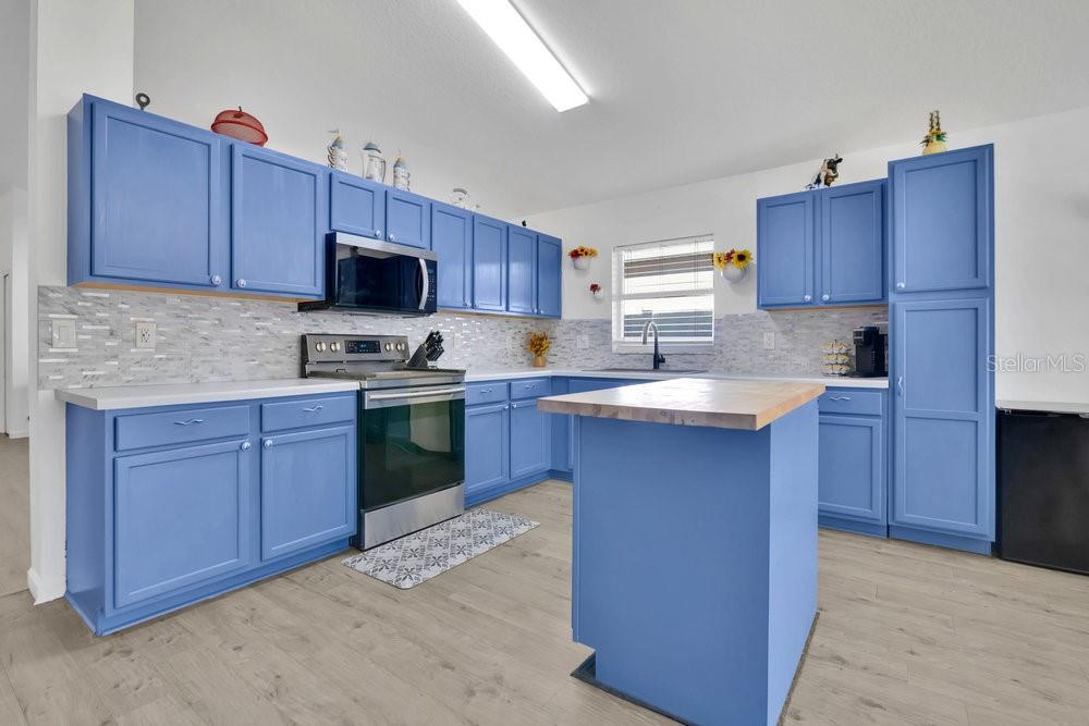 Image 7 of 27 For 15641 Markham Drive