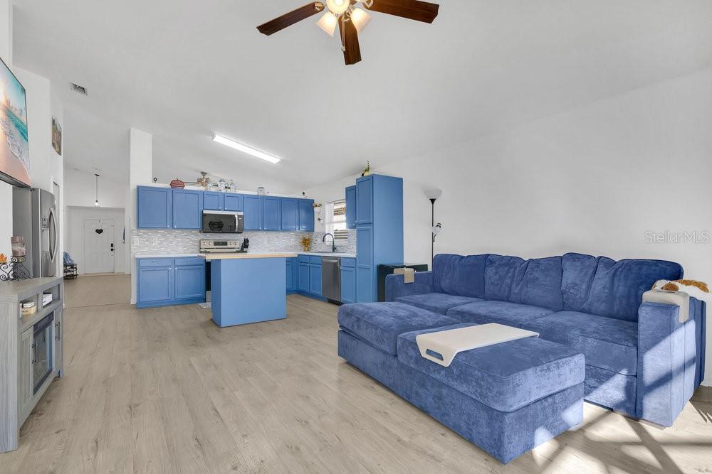 Image 9 of 27 For 15641 Markham Drive