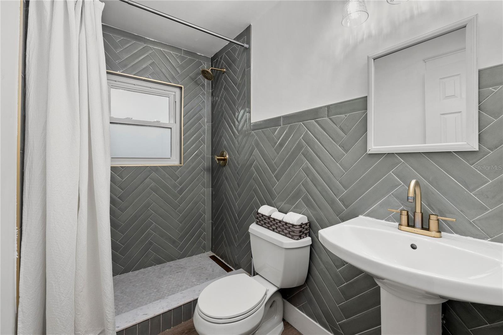 Image 22 of 27 For 913 Fribley Street
