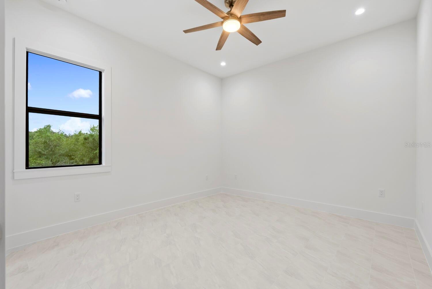 Image 24 of 27 For 5747 Desoto Boulevard N