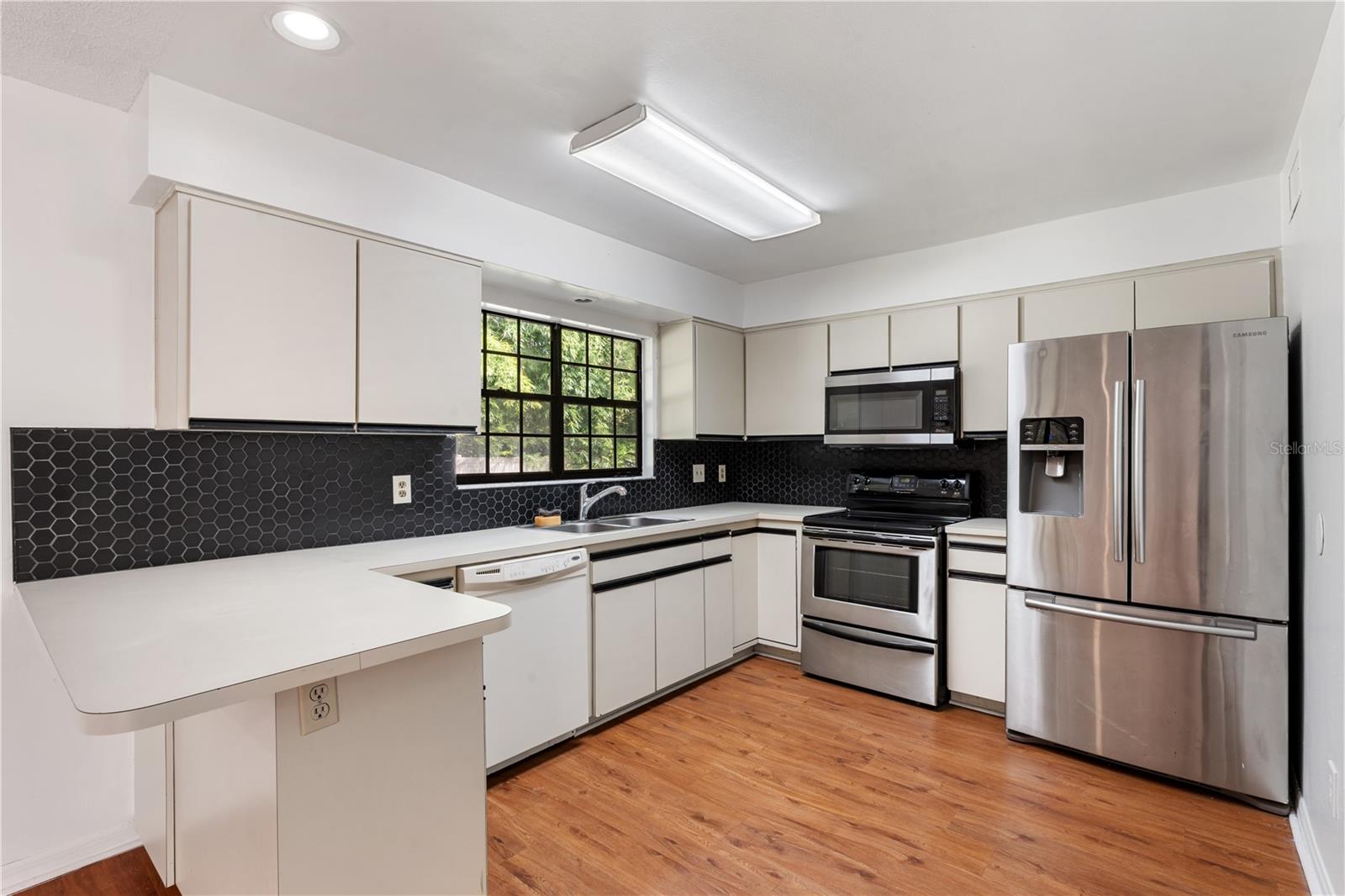 Image 7 of 22 For 2135 Balboa Way