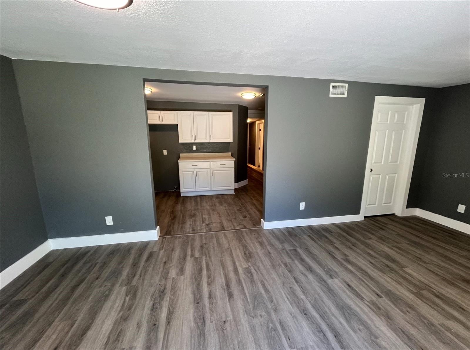 Image 6 of 17 For 642 Center Avenue