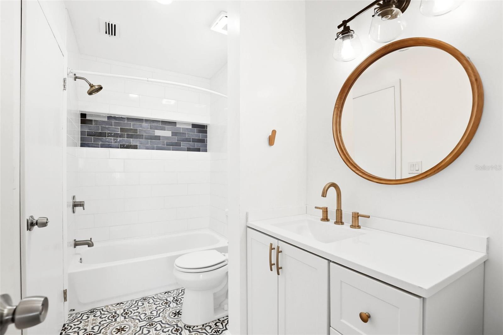 Image 16 of 23 For 6118 Curry Ford Road 226