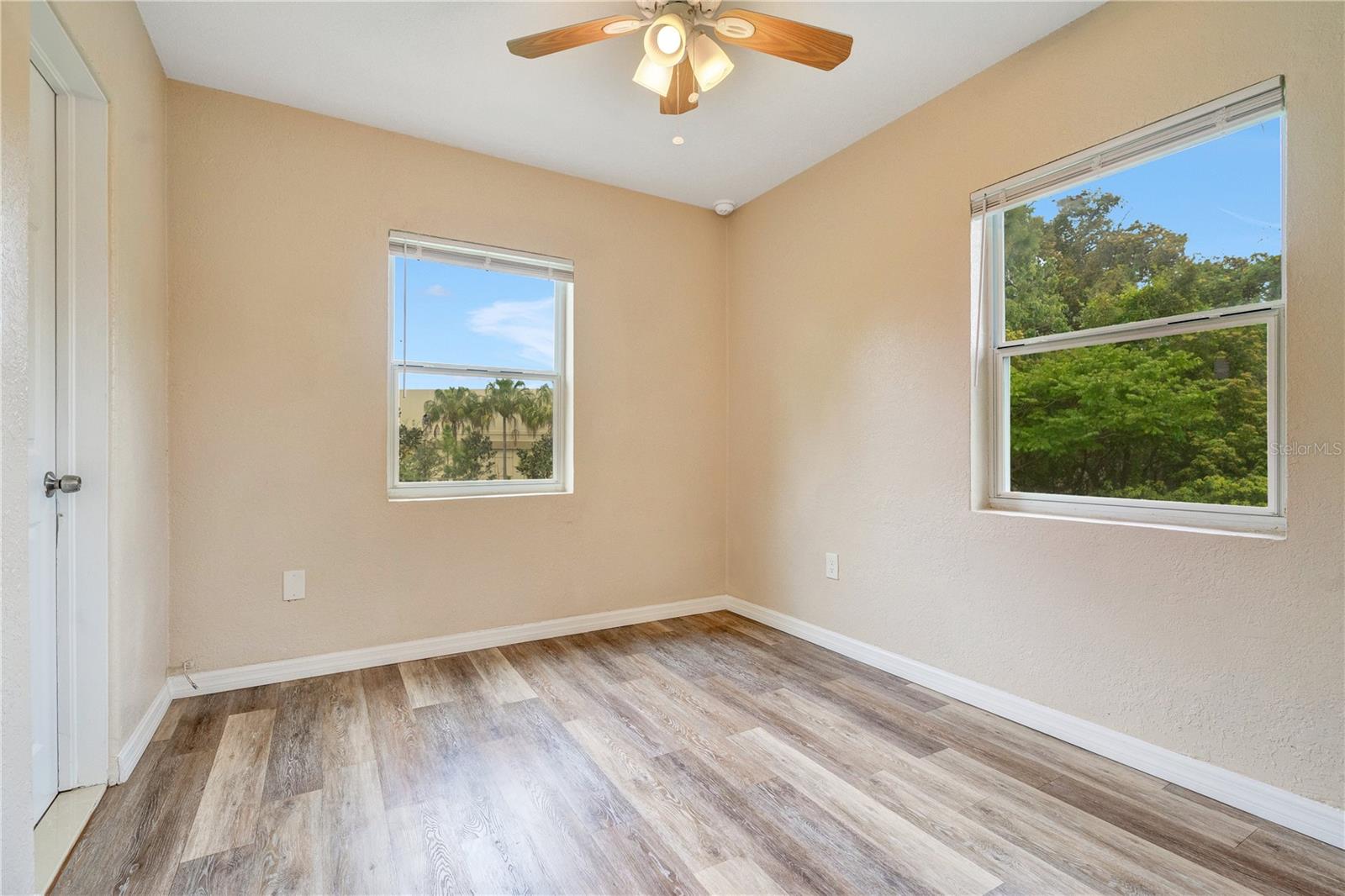 Image 11 of 16 For 2183 Crandon Avenue 1-2