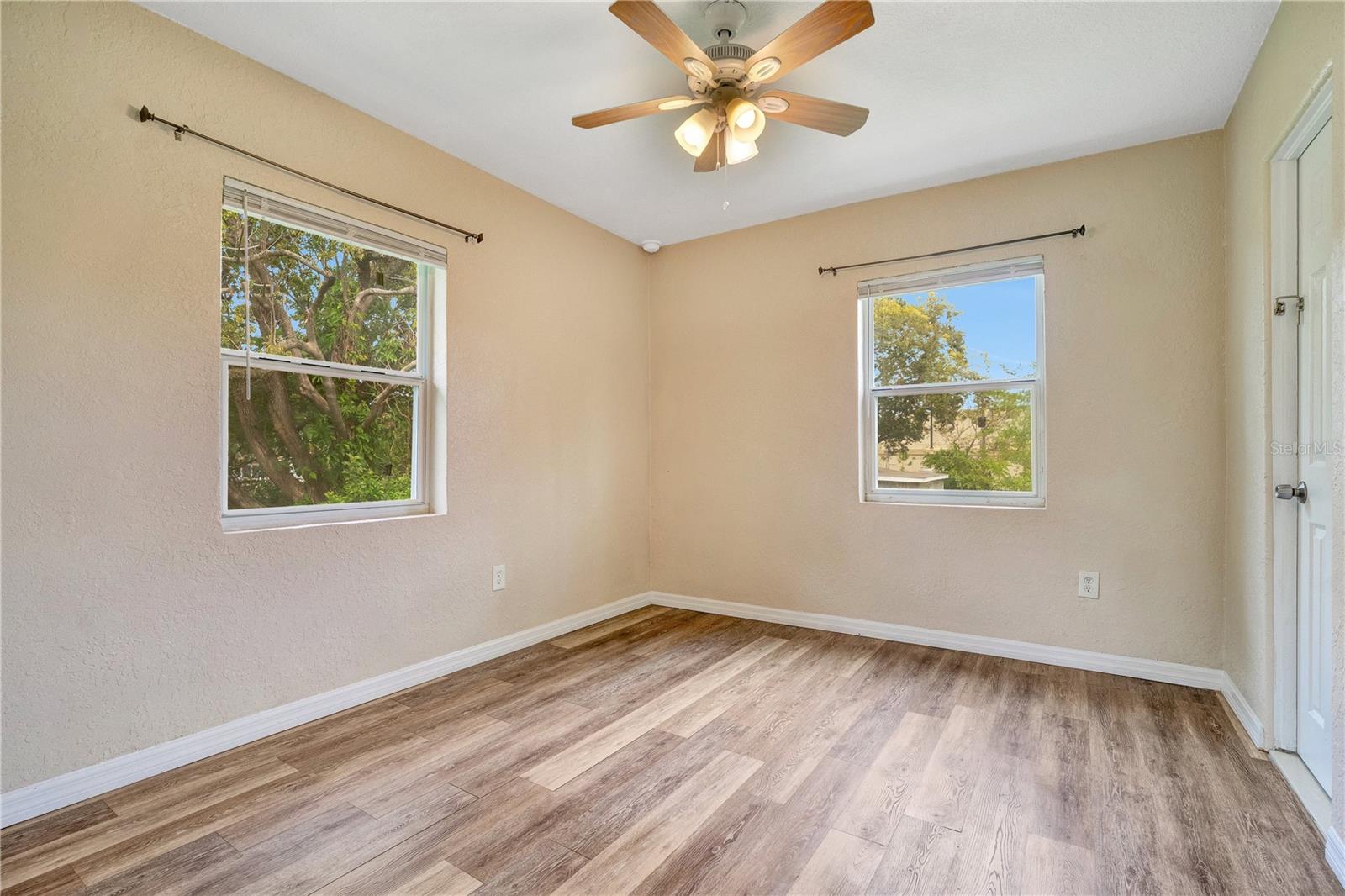 Image 14 of 16 For 2183 Crandon Avenue 1-2